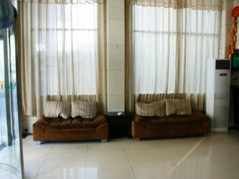 Hotel Jitai - Tongji Branch 3*